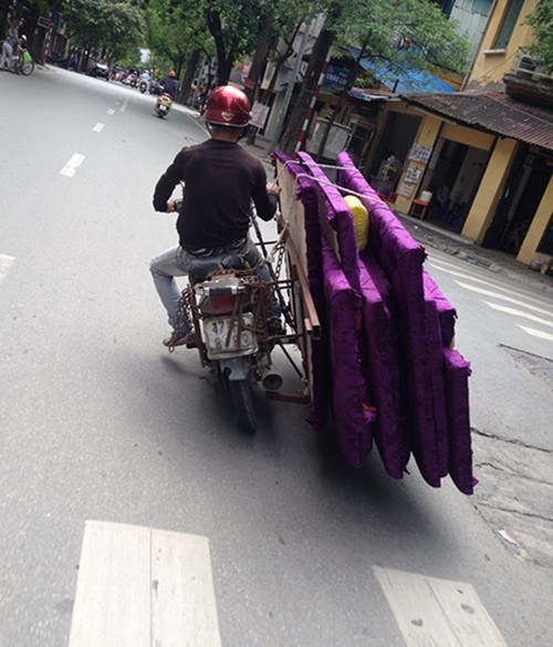 Hình ảnh quen thuộc trên đường phố Việt.