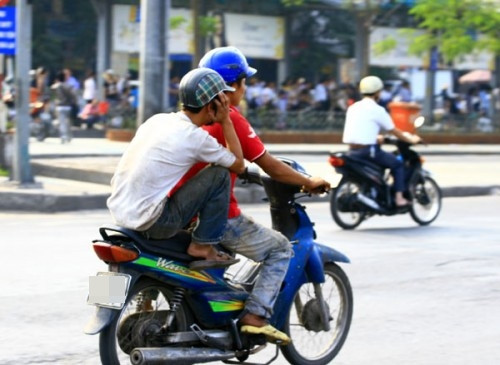 Dáng ngồi xe "lầy lội" khi tham gia giao thông.