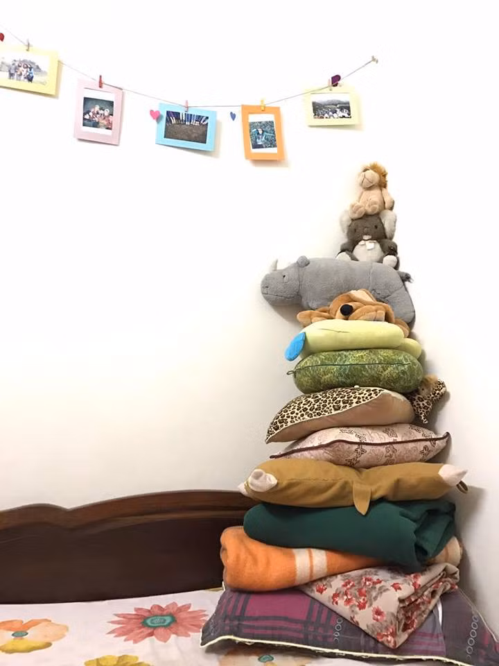 Cạn lời với cây thông Noel siêu độc bằng chăn gối.