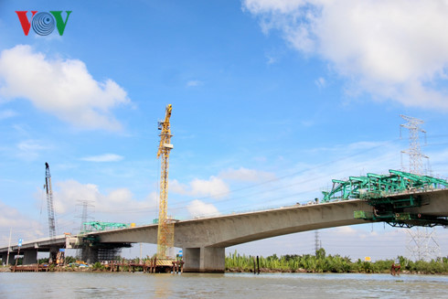 Hop long cau nghin ty bac qua Song Cha