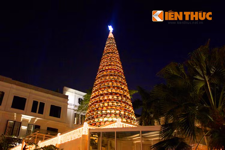 Năm nay, khách sạn Sofitel Legend Metropole Hanoi thắp sáng cây thông khổng lồ cao 15m. Theo thông tin của khách sạn, cây thông Noel này được làm từ hơn 850 chiếc nón lá, và cần 50.000 ngọn đèn thắp sáng.