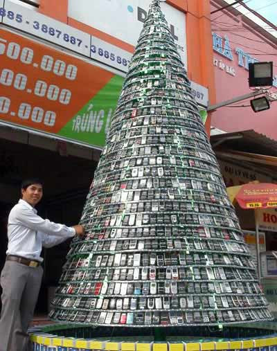 Khô lời với giáng sinh thời công nghệ, cây thông Noel này được làm từ cả nghìn chiếc điện thoại.