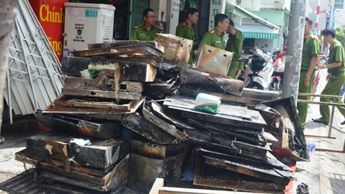 Số lượng người thương vong trong các vụ cháy gần đây khá nhiều, thậm chí có nhiều người ở độ tuổi rất trẻ. Sáng 10/6, vụ cháy tại cửa hàng kinh doanh bếp điện từ trên đường Lũy Bán Bích, Q.Tân Phú, TP HCM đã cướp đi mạng sống của 4 người, trong đó có 3 người chỉ mới ở độ tuổi 20. Ảnh: Tiền Phong.