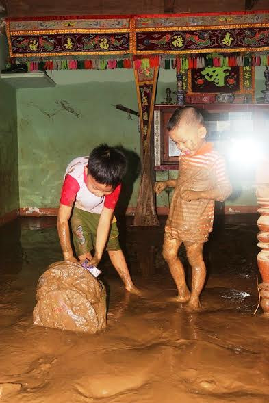 Cặp, sách vở… trôi theo dòng lũ.