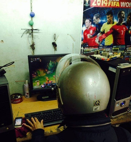 Đội mũ bảo hiểm, vừa an toàn lại ấm áp.