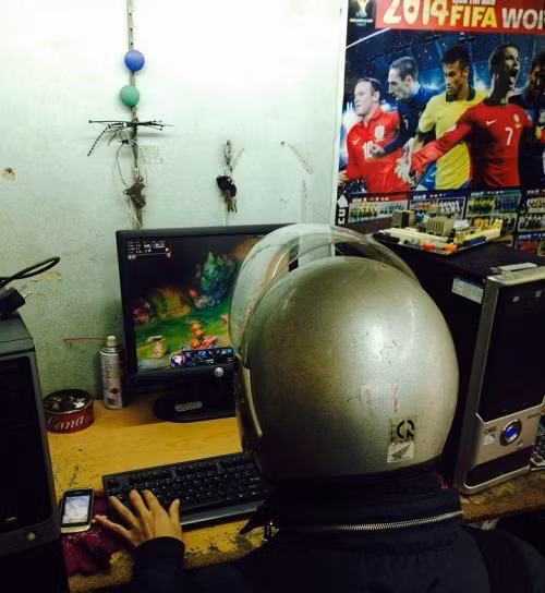 Đội mũ bảo hiểm, vừa an toàn lại ấm áp.