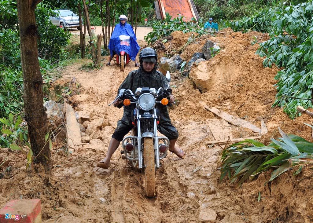 Theo ông Treo, lo ngại nhất là núi sạt lở khắp nơi uy hiếp khu dân cư, người dân lẫn học sinh đi lại dưới chân núi lở dễ nguy hiểm đến tính mạng vì đất, đá vẫn tiếp tục lở xuống đường . "Nếu trời mưa thêm vài ngày nữa, núi tiếp tục sạt lở nặng gây cô lập, nguy cơ 2.000 người dân ở địa phương thiếu đói, thiếu nước uống là khó tránh khỏi", Phó chủ tịch xã Sơn Long nói.