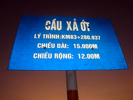 Tên cây cầu này đọc lên đã thấy "cay".