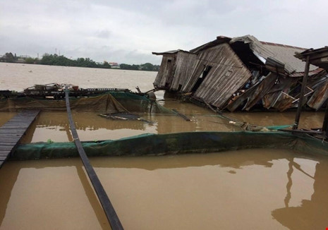 Chiều 15/12, thông tin từ Công an quận Bình Thủy (TP Cần Thơ) cho biết đang tạm giữ sà lan biển kiểm soát TG 155.69 và làm việc với tài công để điều tra làm rõ nguyên nhân vụ va chạm giao thông đường thủy giữa sà lan này và bè cá. Trong lúc điều khiển sà lan trên sông Hậu, do quá buồn ngủ nên tài công đã để sà lan đâm vào các bè cá trên sông. Rất may vụ va chạm không có thiệt hại về người. Ước tính thiệt hại tài sản ban đầu do bè cá hư hỏng và cá thoát ra ngoài trị giá khoảng 400 triệu đồng. Nguồn: Pháp luật.
