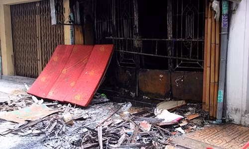 Mới đây, một vụ cháy nhà ở Sài Gòn làm 6 người chết xảy ra khiến nhiều người không khỏi bàng hoàng, xót xa. Giữa đêm, căn nhà 2 tầng trong hẻm bất ngờ phát hỏa dữ dội khiến những người trong nhà thương vong, căn nhà bị thiêu rụi tang thương. Nguồn ảnh: Zing.