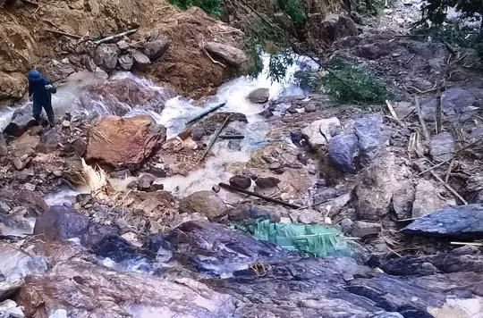 Đây không phải lần đầu những vụ sạt lở đất kinh hoàng xảy ra, chôn vùi nhiều người dân. Khoảng 2h sáng ngày 14/9, tại khu vực rừng giáp ranh giữa Như Xuân (Thanh Hóa) và Quỳ Châu (Nghệ An) đã xảy ra vụ sạt lở núi do mưa lớn, vùi lấp nhiều người dân đi hái măng rừng đang ngủ lại trong rừng. Nguồn ảnh: Người lao động.