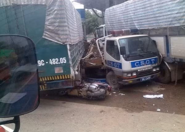 Khoảng 4h00 sáng 21/12, một vụtai nạn giao thông liên hoànkhiến 4 người bị thương trong đó có 2 chiến sĩ CSGT đang làm nhiệm vụ tại nút Trạm Thản - Phù Ninh, Phú Thọ. Ảnh: Bien19.