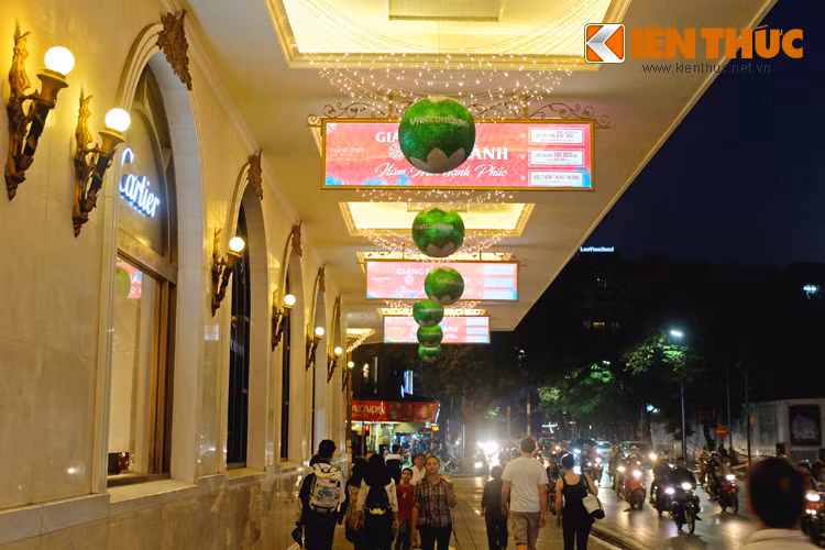 Bất cứ ai cũng muốn nán lại ngắm nhìn những thay đổi của thành phố vào mùa giáng sinh.