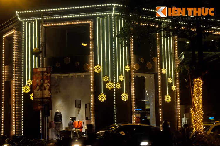 Hình ảnh quen thuộc của mùa Giáng sinh như bông tuyết, ông già Noel, cây thông... có mặt ở mọi nơi.