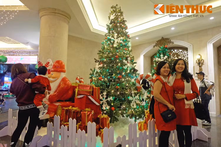 Nhiều người nán lại chụp bức hình kỷ niệm mùa giáng sinh Hà Nội.