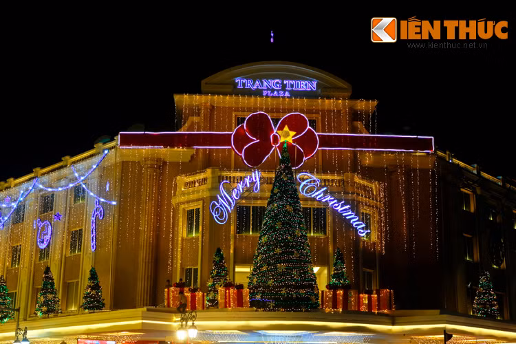 Khắp các con phố, trung tâm thương mại, hàng cây, cửa hiệu... đều được trang trí bằng hàng nghìn chiếc đèn sáng lấp lánh dịp Giáng sinh 2016.