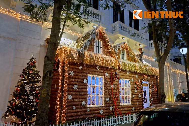 Mô hình nhà gỗ với ống khói và trang trí nhiều vật dụng Giáng sinh trên phố Lê Phụng Hiểu.