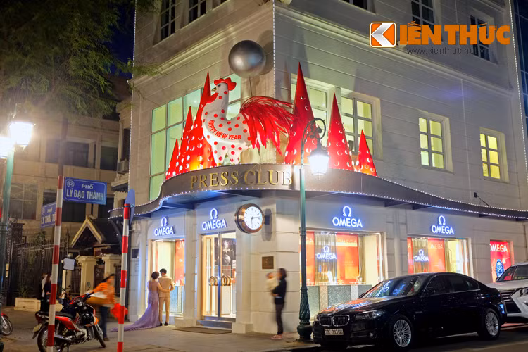 Mặt tiền của một căn nhà được thắp sáng và trang trí đẹp mắt theo chủ đề giáng sinh.