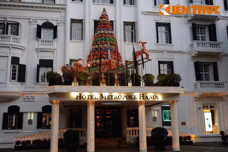 Trong hình là cây thông Noel làm từ những chiếc nón lá của khách sạn Metropole Hà Nội.