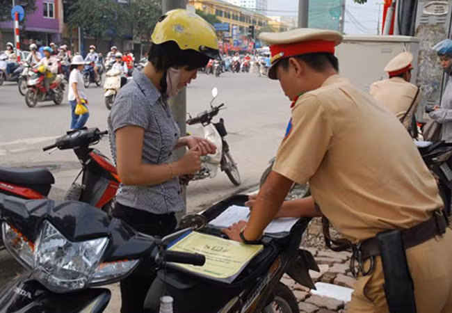 Từ ngày 1/1/2017, chủ xe mô tô, xe gắn máy không làm thủ tục sang tên, đổi chủ sẽ bị xử phạt vi phạm hành chính theo quy định tại Khoản 3 Điều 80 Nghị định 46/2016/NĐ-CP. Theo đó, trường hợp chủ xe mô tô, xe gắn máy trước đó có mua, được điều chuyển, cho, tặng xe nhưng trong thời hạn 30 ngày mà chưa đến cơ quan CSGT để làm thủ tục đăng ký sang tên, di chuyển xe thì sẽ bị xử phạt tiền từ 100.000 - 200.000 đồng đối với cá nhân, từ 200.000 - 400.000 đồng đối với tổ chức. Ảnh minh họa. Nguồn ảnh: Đời sống PL.