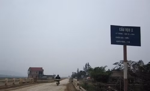 Cầu thẳng nhưng tên cầu lại là "vẹo".