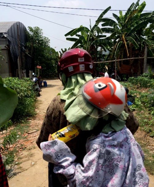 Mũ bảo hiểm chống nắng kiểu mới, chỉ có ở Việt Nam.