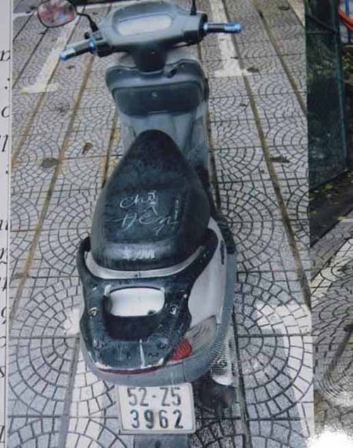 Công an điều tra đã xác định hung khí được sử dụng là súng bắn bi nén khí gas. Đặc điểm nhận dạng của đối tượng là một nam thanh niên, cao khoảng 1,65- 1,7m, độ tuổi từ 30 - 35 tuổi, mặc áo khoác da đen, đi giày vải bata màu trắng có sọc xanh. Tang vật liên quan tới vụ cướp thu giữ có chiếc xe máy được nghi phạm sử dụng để di chuyển đến trụ sở của chi nhánh Ngân hàng và gây ra vụ cướp táo tợn vào chiều 6/12.