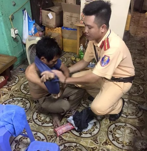 Hành động đẹp của người chiến sỹ CSGT đã giúp cho một mảnh đời éo le bớt đau khổ trong đêm Hà Nội chịu ảnh hưởng của bão số 3. Ảnh: Nguyễn Văn Long.