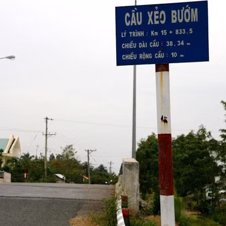 Một cây cầu có tên độc lạ.