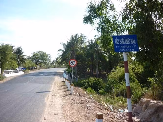 Cầu suối nước mặn thì chưa từng nghe qua.