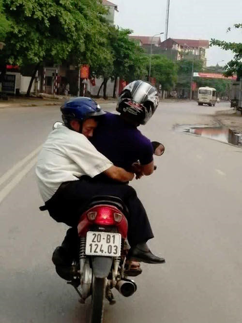 Tay lái lụa mới có thể chở được người ngồi sau kiểu này...