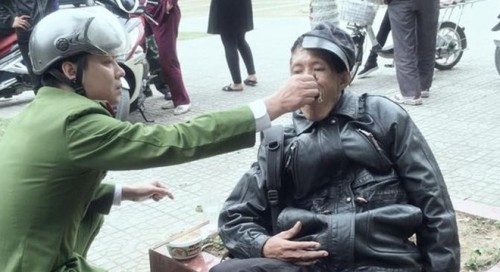 Hình ảnh một chiến sỹ công an Lào Cai bón đồ ăn cho người đàn ông bị ngất xỉu bên đường đã từng gây "bão" mạng hồi tháng 3/2016. Nguồn ảnh: Phạm Lệ Thủy.