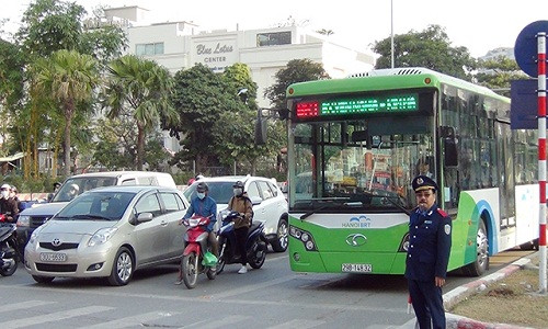 Ngày 1/1/2017, tuyến buýt nhanh BRT Hà Nội (bến xe Lương Yên - Kim Mã) chính thức hoạt động và miễn phí cho người dân trải nghiệm loại hình giao thông công cộng mới mẻ này. Nguồn ảnh: An ninh thủ đô.