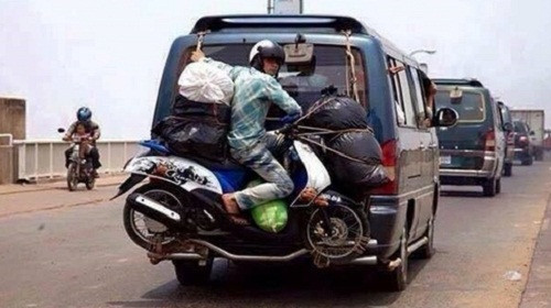 Một pha tham gia giao thông mạo hiểm như phim hành động.