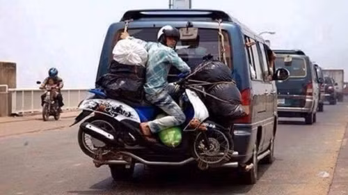 Một pha tham gia giao thông mạo hiểm như phim hành động.