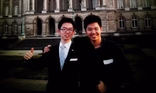 Vũ Minh Hoàng (bìa trái). Ảnh: VNExpress.