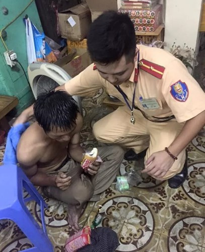 Tháng 8/2016, Hà Nội và một số tỉnh thành miền Bắc khác hứng chịu cơn bão số 3 đổ bộ. Trong thời khắc ấy, nhiều hành động đẹp, ấm áp tình người đã được chia sẻ. Bức hình của thành viên Nguyễn Văn Long đăng trên diễn đàn Otofun đã gây "bão" dư luận. Biết trời mưa bão nhưng do nhà nghèo nên anh T. vẫn cố gắng đạp xe đi làm để kiếm tiền mang về nhà giúp đỡ bố mẹ. Do mệt, đói, mưa gió bão lại to nên anh Tốn đi đường bị quật ngã và ngất xỉu lúc nào không hay. Rất may có các chiến sỹ CSGT đỡ vào nhà, mua đồ ăn, bôi dầu và mua áo cho anh T. mặc. Ảnh: Nguyễn Văn Long.