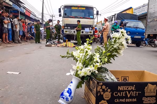 Vụ tai nạn thương tâm xảy ra vào khoảng 11h00 ngày 14/12, địa bàn TX Thuận An, Bình Dương giữa xe ben và xe đạp điện khiến một nữ sinh lớp 8 tử vong tại chỗ. Ảnh: Giao thông.
