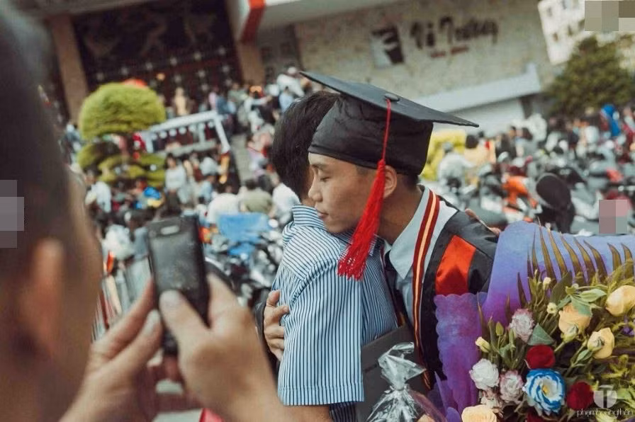 Hình ảnh xúc động của hai cha con trong mùa kỷ yếu đã khiến chúng ta lặng người suy ngẫm. Người cha trong bức hình đã nhờ chụp một kiểu ảnh kỷ niệm cùng con trai bằng chiếc điện thoại cũ kỹ. Điện thoại tuy không hiện đại nhưng nó đủ chứa đựng những hình ảnh không bao giờ quên. Nguồn ảnh: Facebooker Phạm Hoàng Thân.