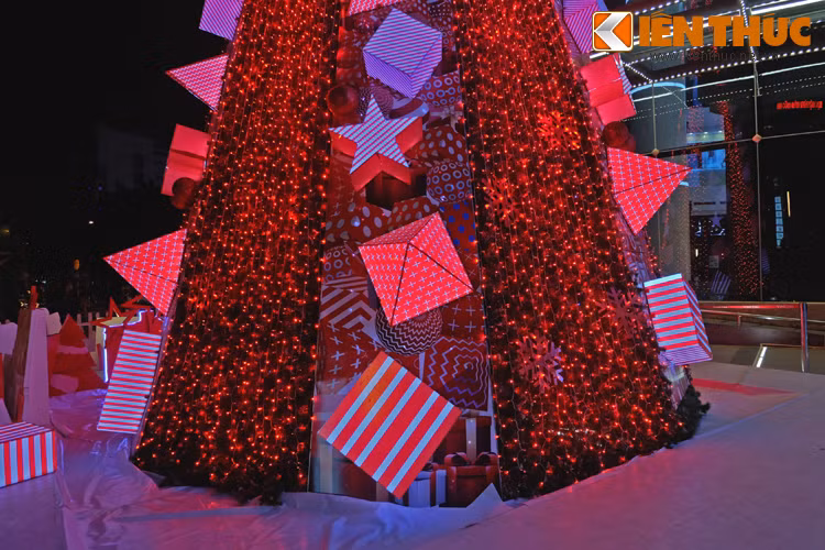 Khác với các cây thông Noel theo kiểu truyền thống, cây thông đỏ này được biến tấu độc lạ nhờ những hình hộp trang trí nhiều màu sắc.