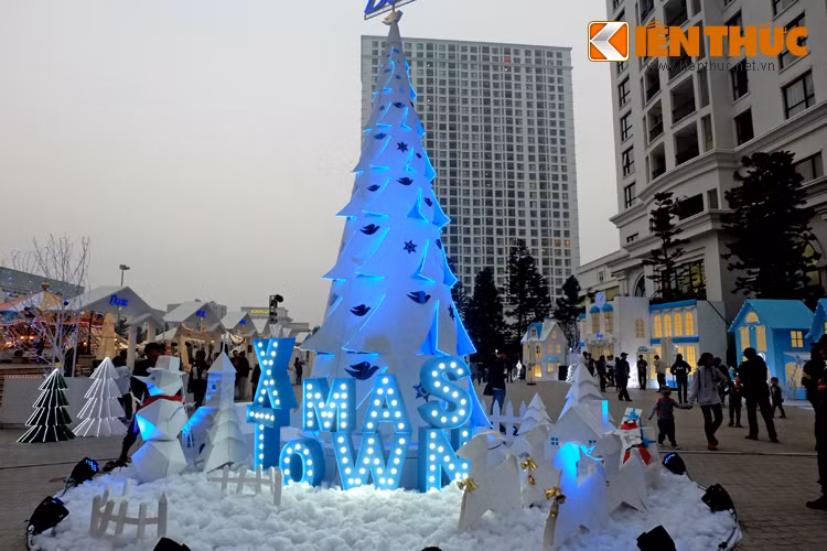Được đặt trong quảng trưởng khu Royal City (Nguyễn Trãi, Hà Nội), cây thông Noel Xmas Town khiến nhiều người thích thú ngắm nhìn.