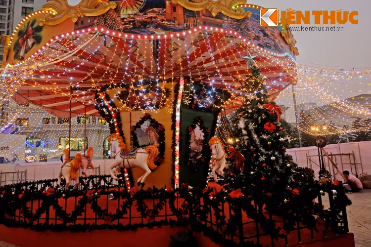 Bên cạnh cây thông là khu vực vòng xoay ngựa gỗ khổng lồ - một trong những đặc trưng của hội chợ Giáng sinh ở Châu Âu.