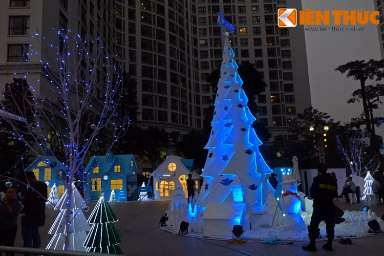 Cây thông đặc biệt này được làm hoàn toàn bằng giấy và được đặt trong ngôi làng giáng sinh Châu Âu cũng được làm bằng chất liệu tương tự. Khi được chiếu sáng, cây thông giấy trở nên đẹp mắt.