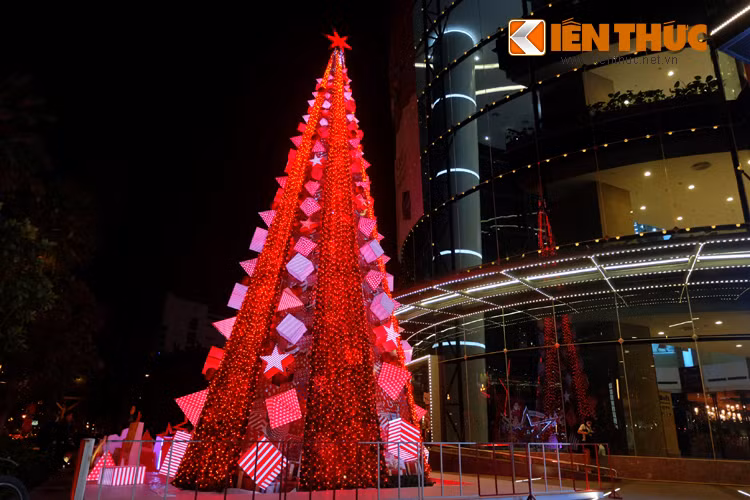 Với tông màu đỏ khác biệt, cây thông noel tại Vincom (Nguyễn Chí Thanh, Hà Nội) khiến nhiều người thích thú.