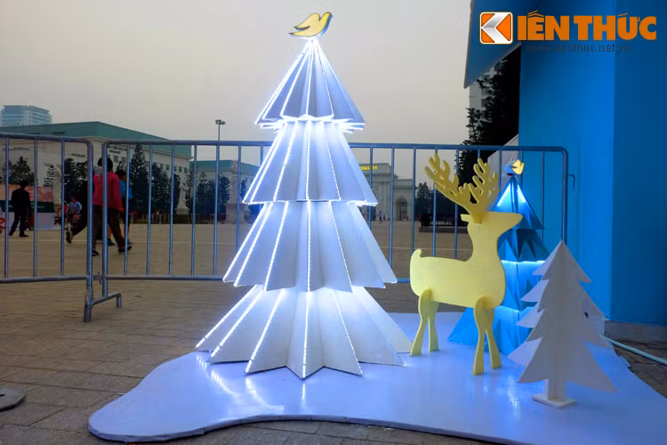 Ít ai có thể ngờ, từ chất liệu giấy, bìa và đèn chiếu sáng, những cây thông và chú tuần lộc lại có thể hiện ra sinh động như vậy.