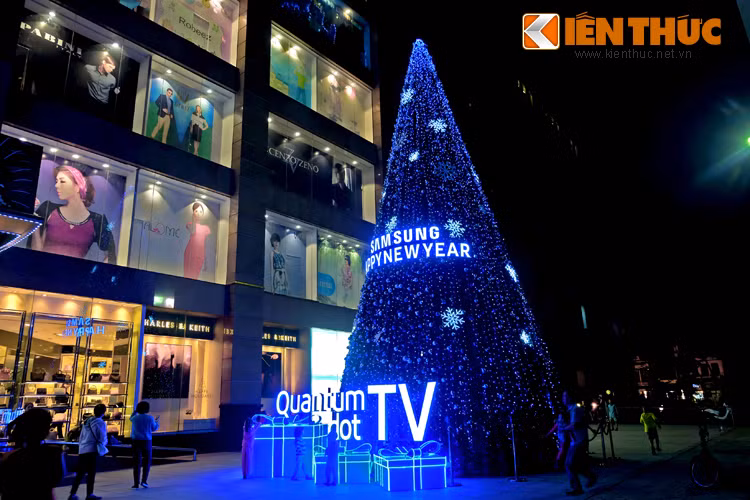 Gần đến Giáng sinh 2016, ở Hà Nội, nhiều cây thông Noel đã được trang hoàng lung linh, lộng lẫy. Tại Vincom Bà Triệu, một cây thông Noel khổng lồ đẹp mắt thu hút nhiều người.