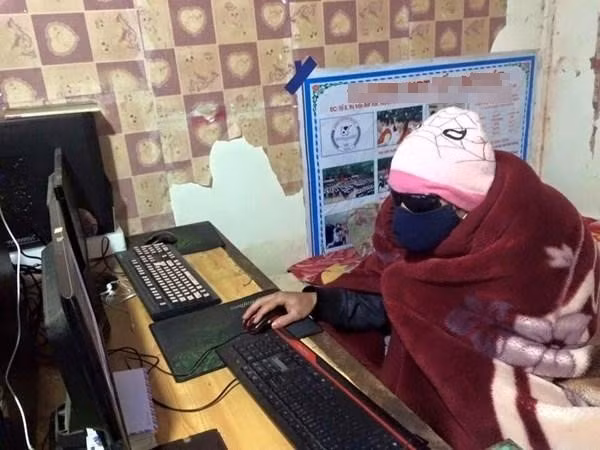 Còn đây là cách chống lạnh của dân nghiện game.