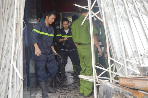 Vụ cháy làm căn nhà bị thiêu rụi cùng nhiều tài sản. Lực lượng chức năng kịp thời khống chế được đám cháy không cho cháy lan ra khu vực xung quanh và các căn nhà kế bên. Ảnh: Tiền Phong.