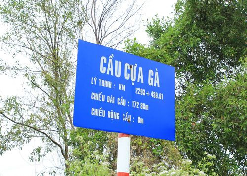 Cầu Cựa Gà nằm trên quốc lộ 1A từ thị trấn Cái Nước về huyện Năm Căn, tỉnh Cà Mau.