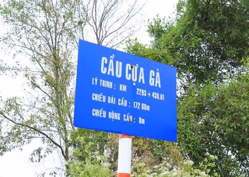 Cầu Cựa Gà nằm trên quốc lộ 1A từ thị trấn Cái Nước về huyện Năm Căn, tỉnh Cà Mau.